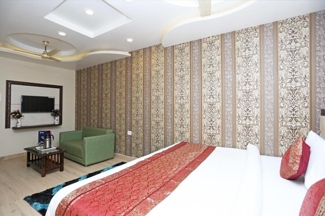 Oyo 10338 Hotel Aadesh Palace Varanasi Exterior foto