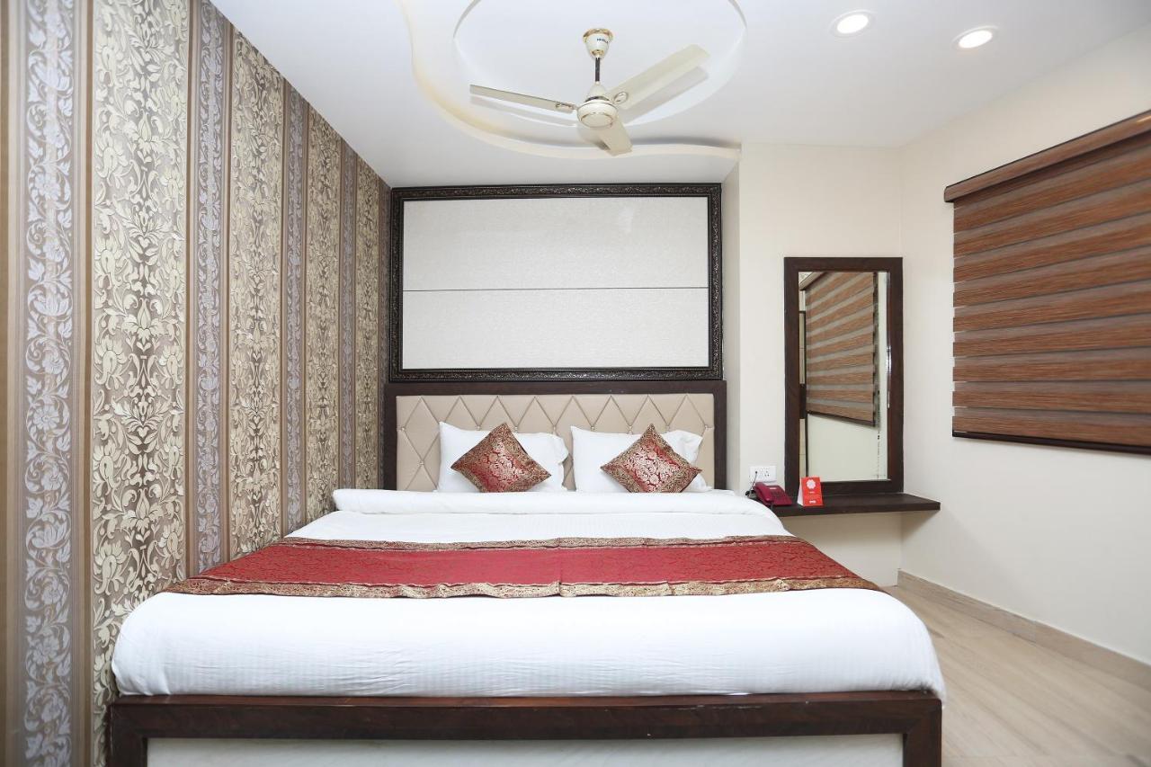 Oyo 10338 Hotel Aadesh Palace Varanasi Exterior foto