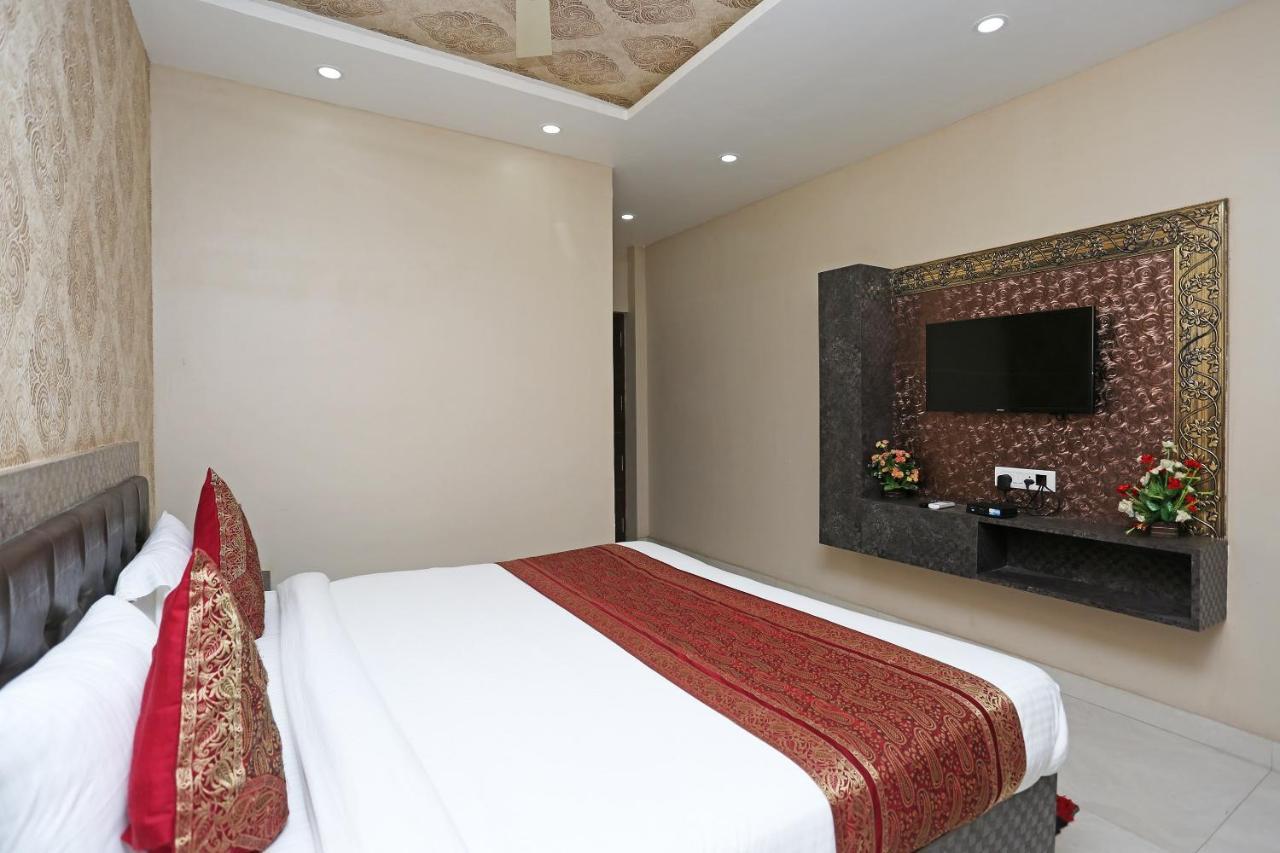 Oyo 10338 Hotel Aadesh Palace Varanasi Exterior foto